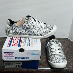 Skechers' Black and White "MOTLEY CAT" Shoes....SIZE 7.5...EUC